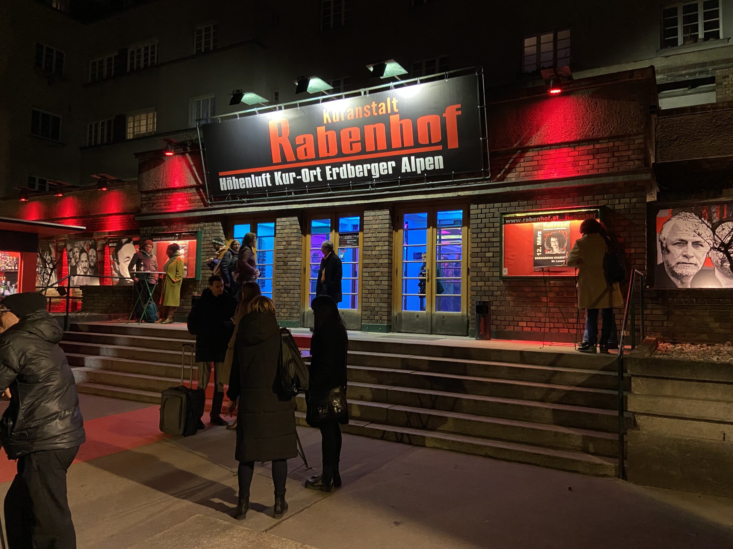 Menschen stehen vor dem Rabenhoftheater