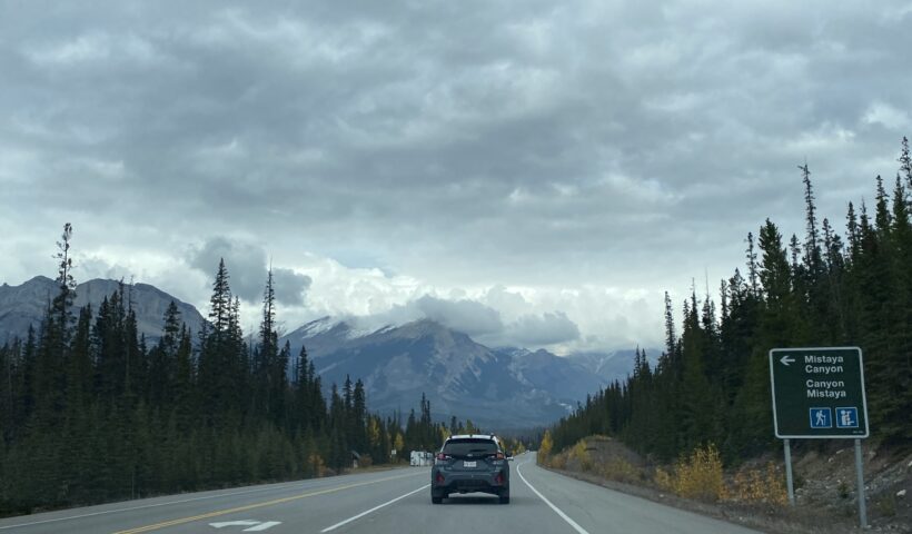 Auto auf der Panoramastraße Icefields Parkway in der kanadischen Provinz Alberta