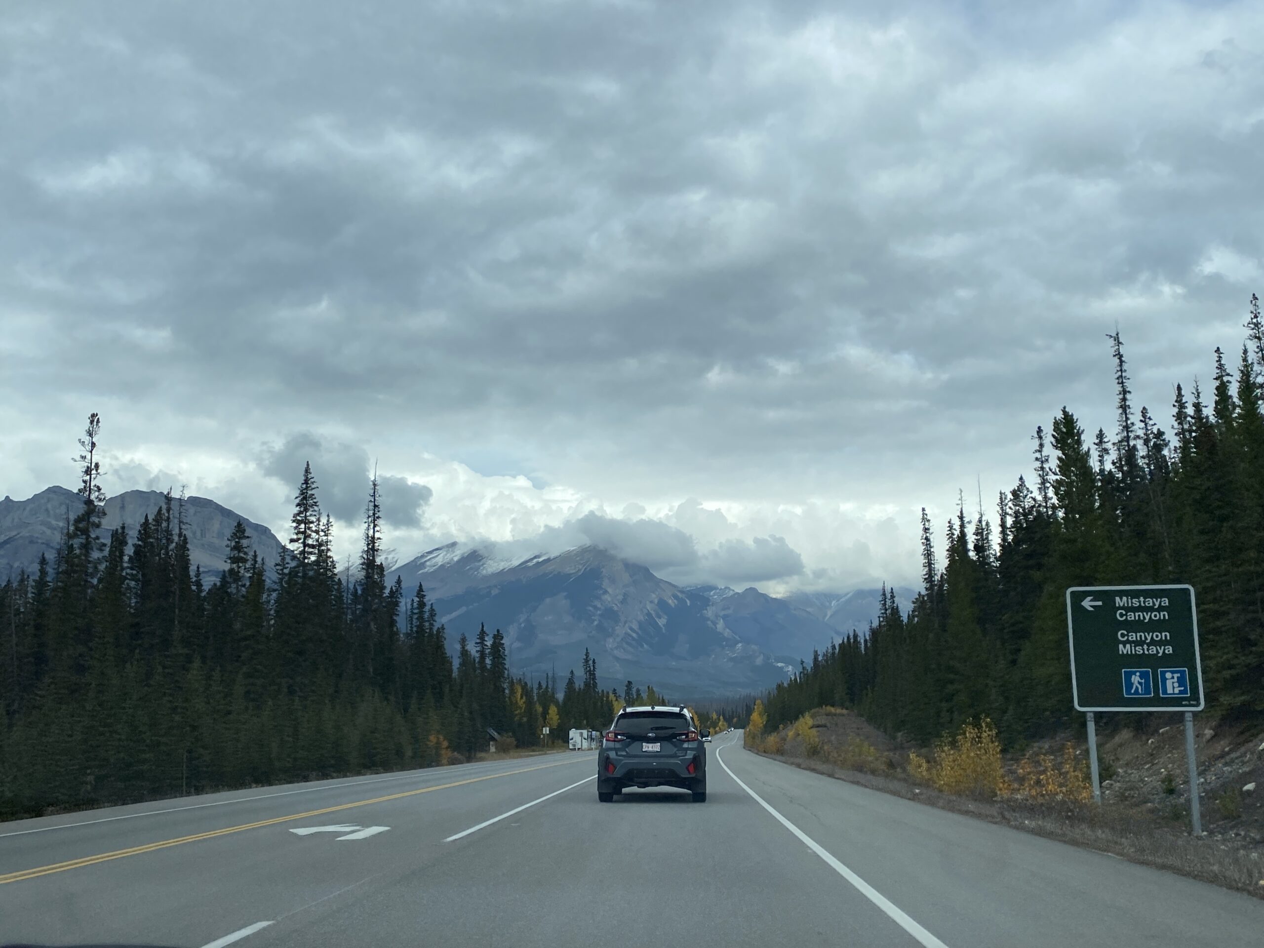 Auto auf der Panoramastraße Icefields Parkway in der kanadischen Provinz Alberta